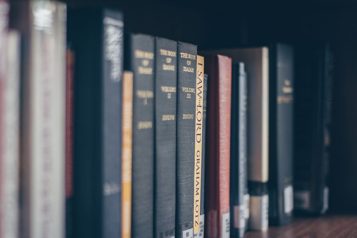 Bücherregal mit wissenschaftlicher Fachliteratur