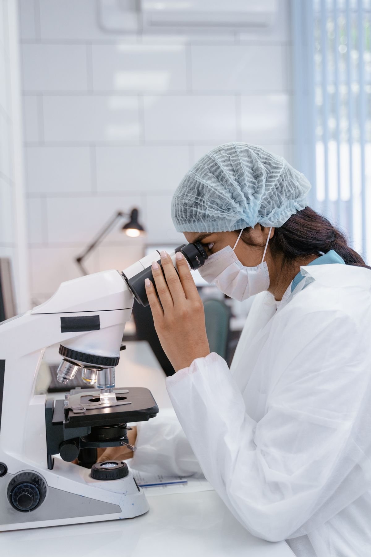 Wissenschaftlerin bei der Forschungsarbeit im Labor