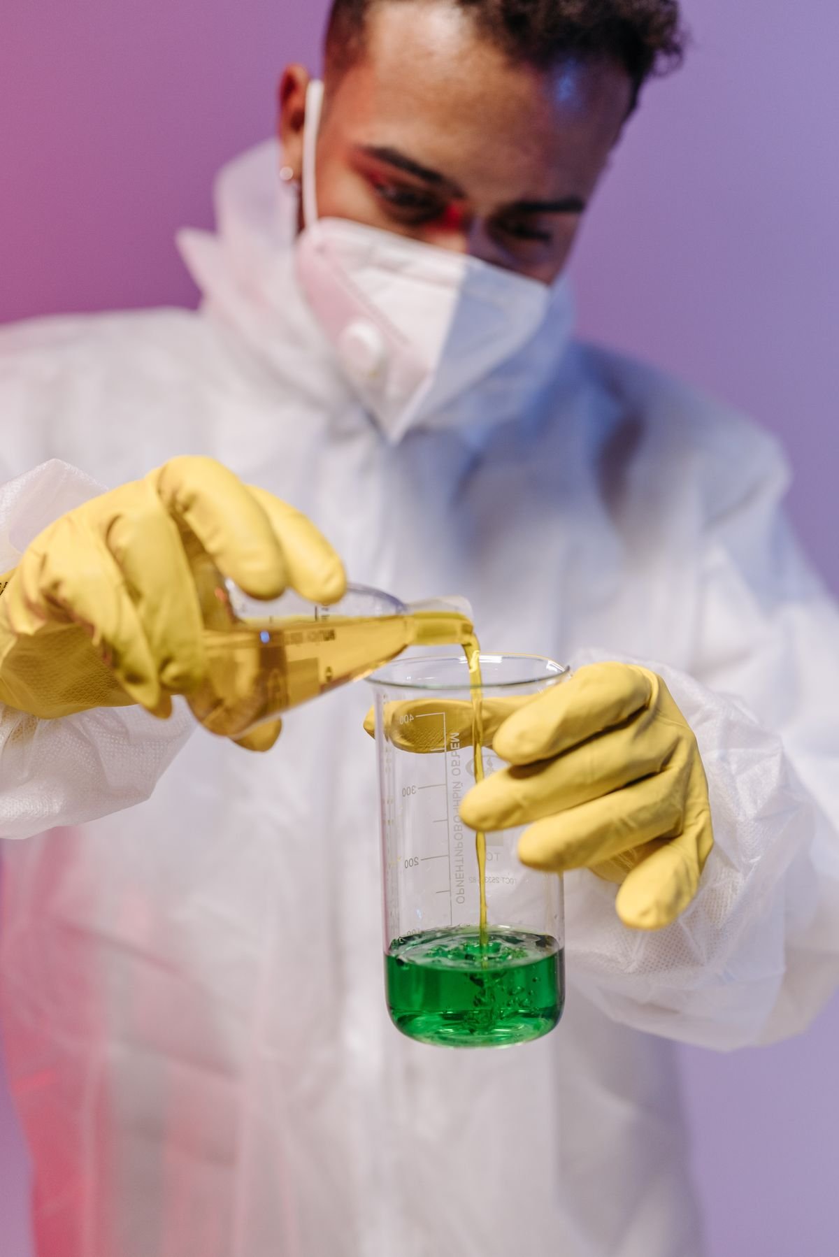 Chemische Substanz wird im Labor in ein Becherglas gefüllt