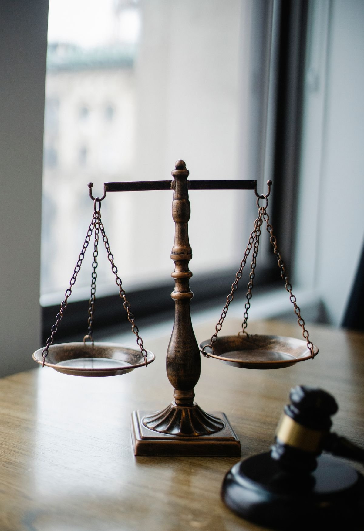 Waage und Richterhammer als Symbol des Rechts