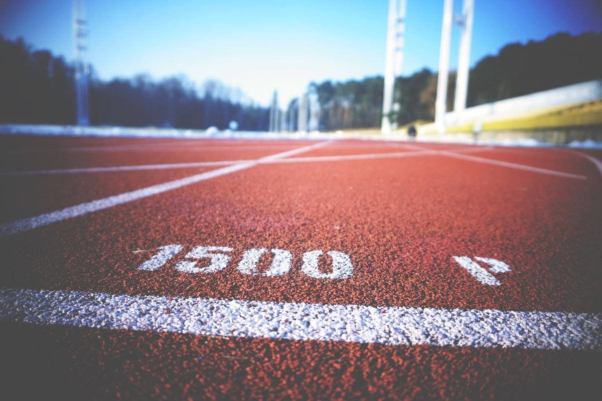 Leere Laufbahn eines Leichtathletik-Stadions