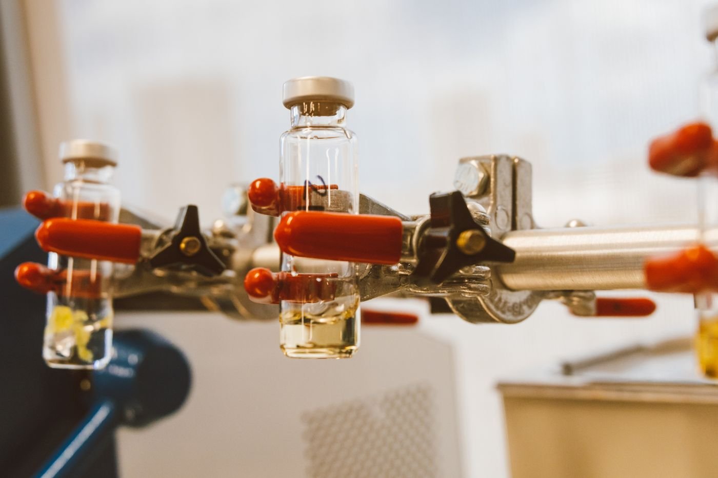 Glas-Vials mit Peptidloesung in einer Laborhalterung zur Analyse