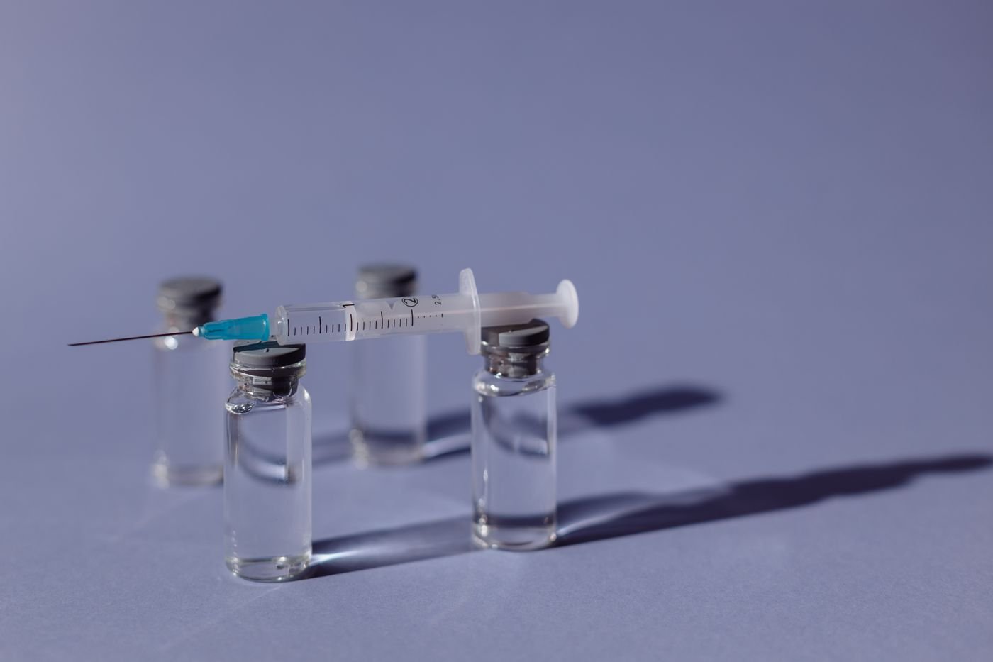 Spritze zieht Flüssigkeit aus einem Peptid-Fläschchen