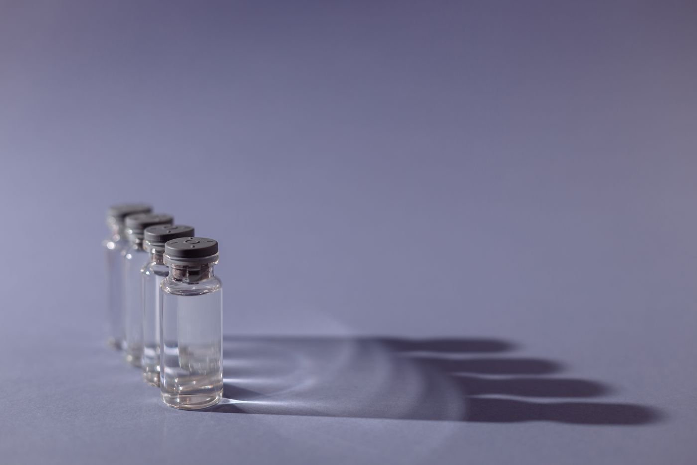 Aufgereihte Peptid-Fläschchen mit Trockensubstanz